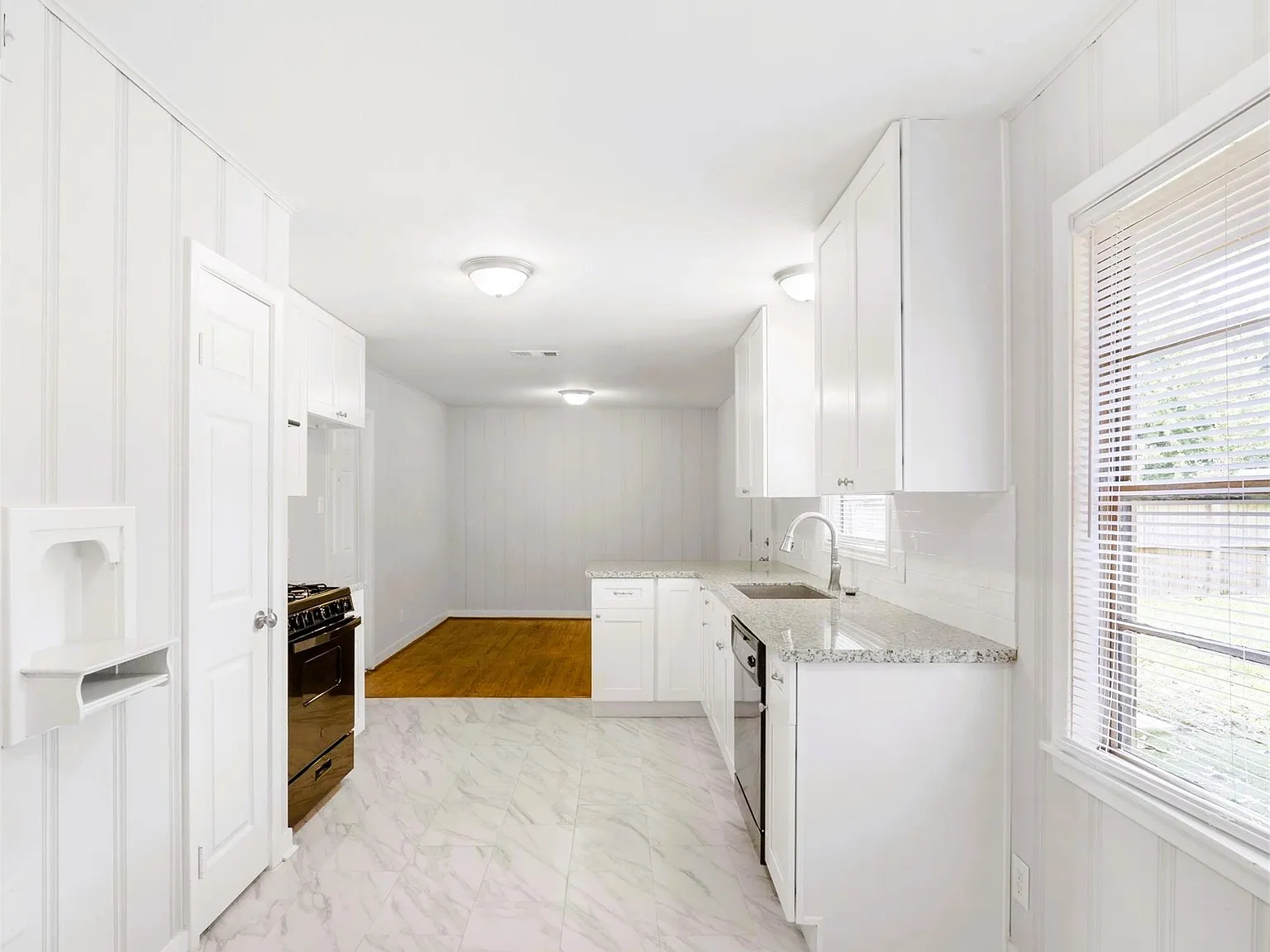 3 bed, 1.5 bath, 1156 sqft, $1,980 — Photo 2