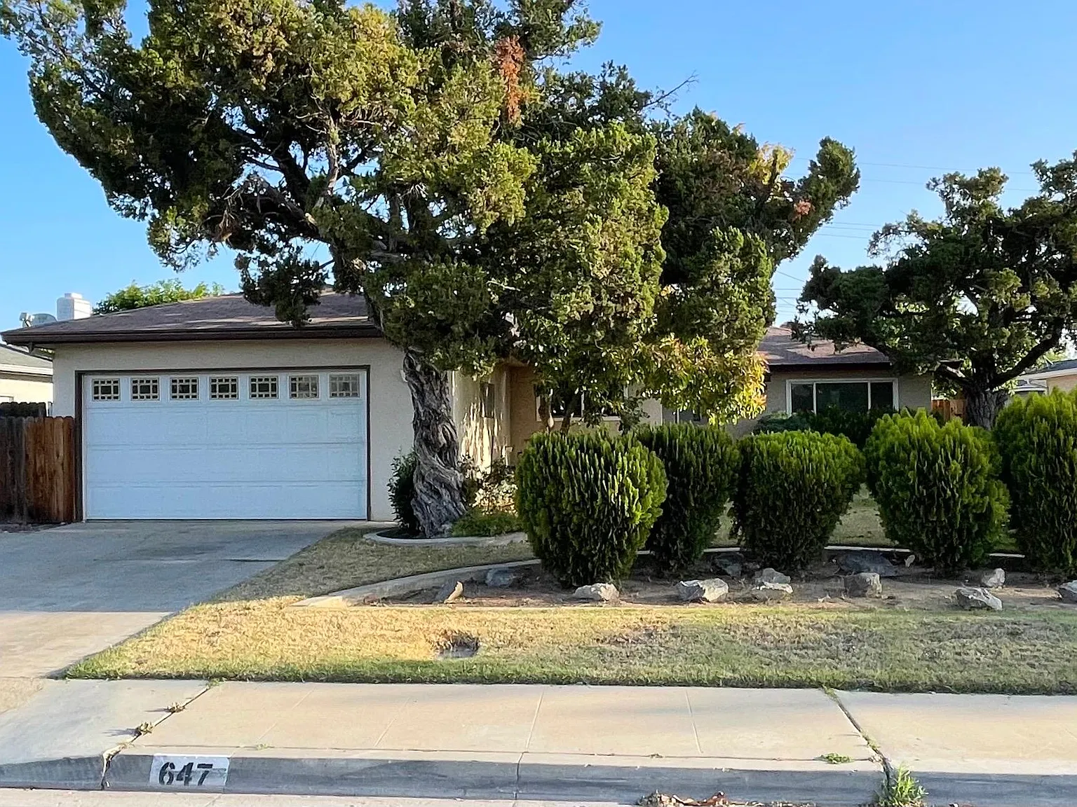 647 W Beverly Dr — Photo 1