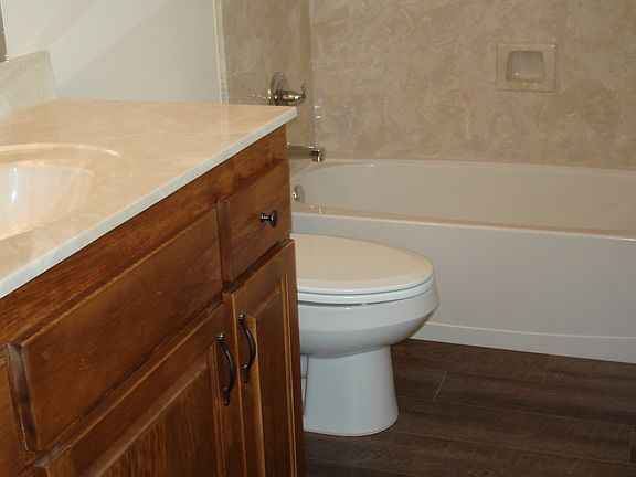 Full Bathroom off hallway