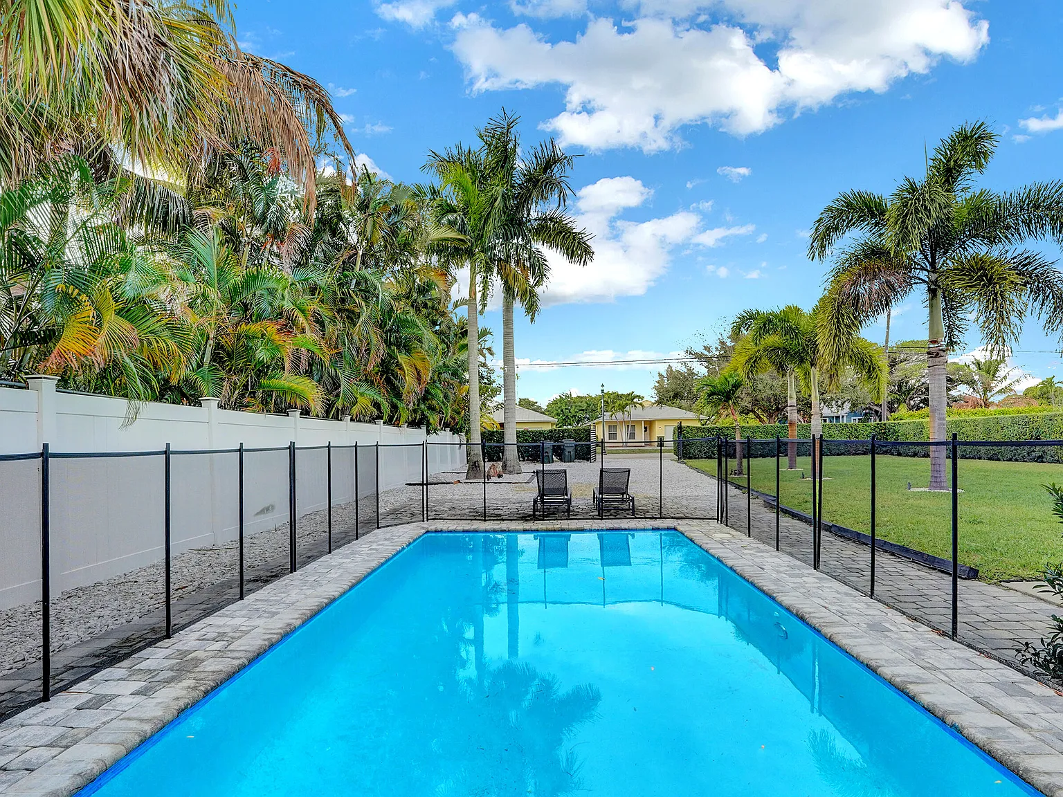 4 bed, 2.0 bath, 1607 sqft, $8,000 — Photo 3