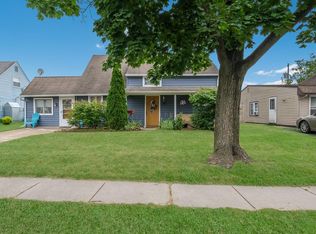 54 Narcissus Ln, Levittown, PA 19054