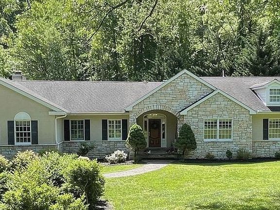 2nd image of 2 Meadows Ln
