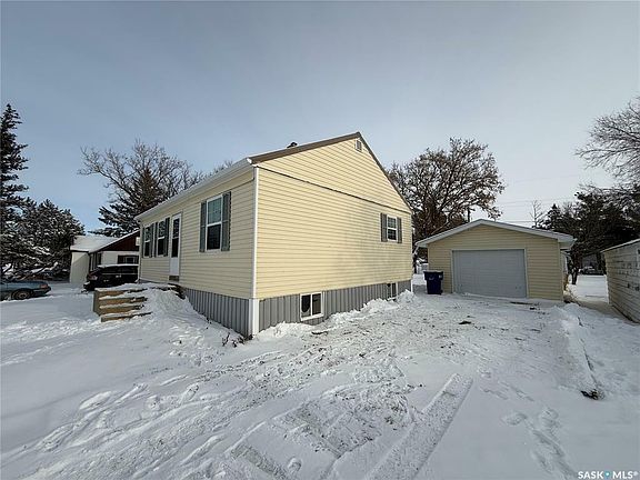 2nd image of 208 Brome St