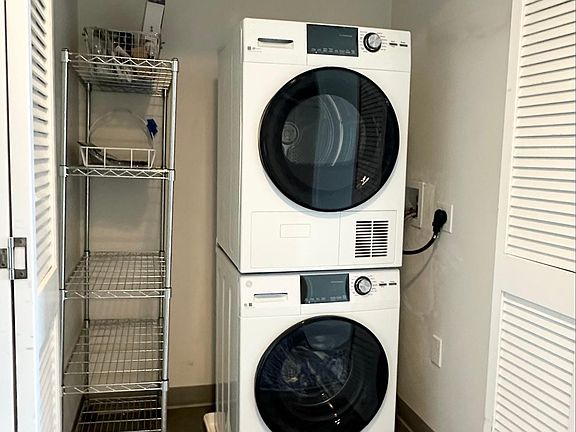 5th image of 300 Berry St Unit 806