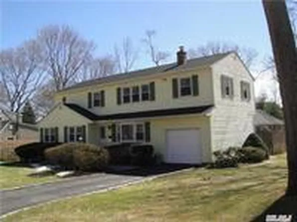 206 3rd St, Saint James, NY 11780