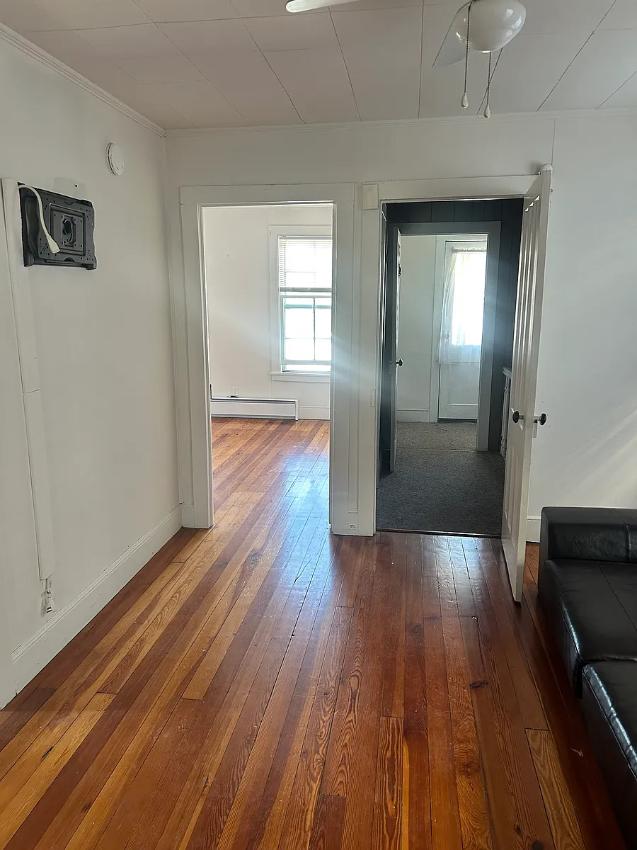 Building Photo - 229 Robinson St #2