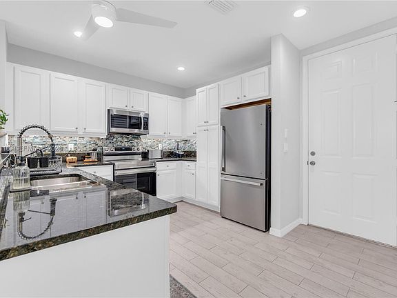 5th image of 1019 W Longport Cir #5A