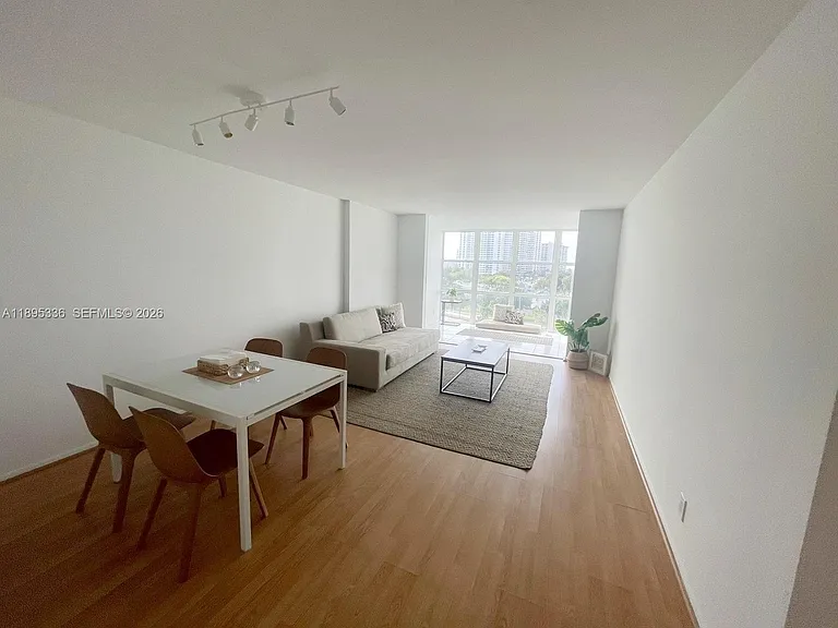 800 Parkview Dr #605 — Photo 2