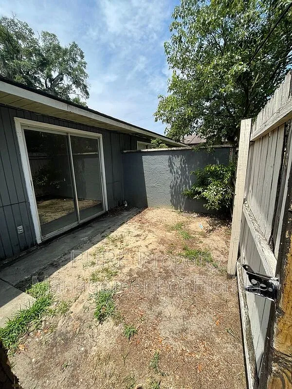 2 bed, 1.0 bath, $1,050 — Photo 4