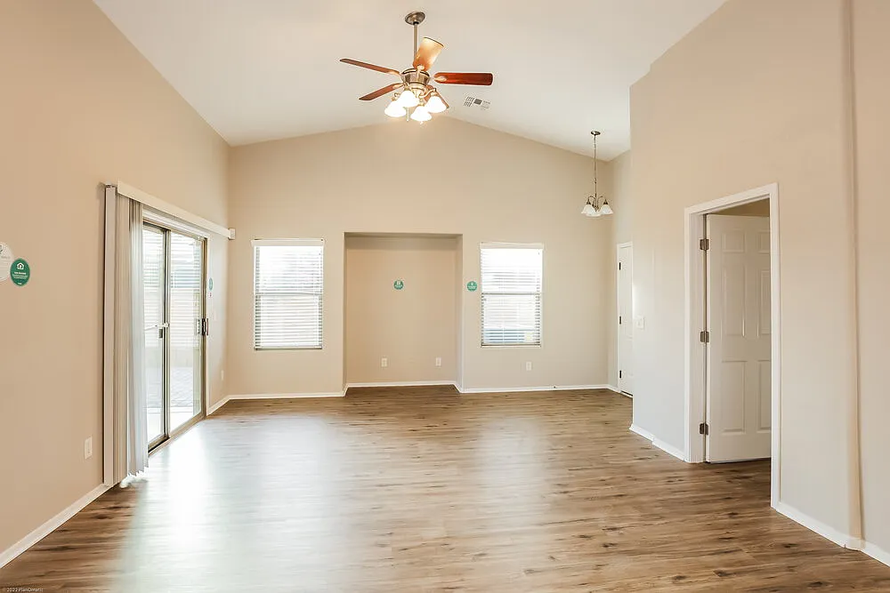 4 bed, 2.0 bath, 1527 sqft, $2,300 — Photo 3