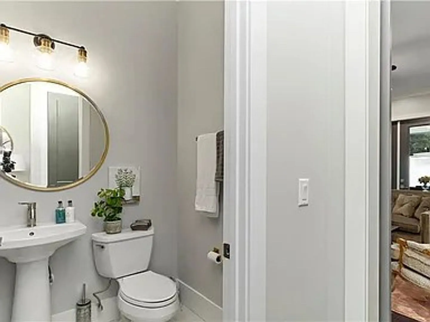 Exquisite 4-Bed, 5.5-Bath Executive Retreat with Lap Pool in Prime Winter Park Location — Photo 4
