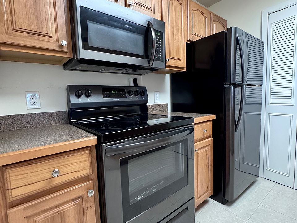 Lovely kitchen w/ pantry!