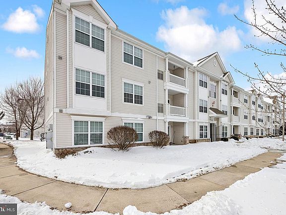 3rd image of 62 Highbridge Ln