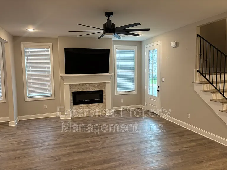 564 Holden Dr — Photo 6