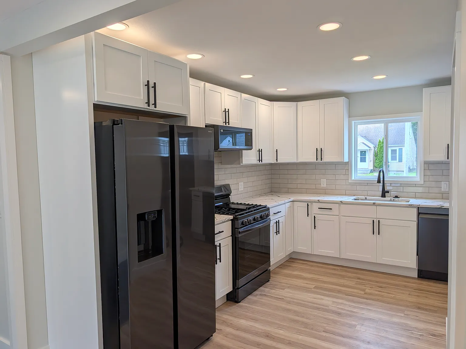 3 bed, 2.5 bath, 2100 sqft, $3,500 — Photo 4