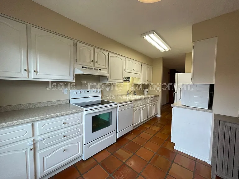 2591 Stratford Dr — Photo 4