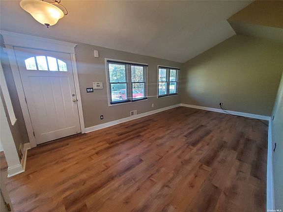 2nd image of 119 Fawn Ln E