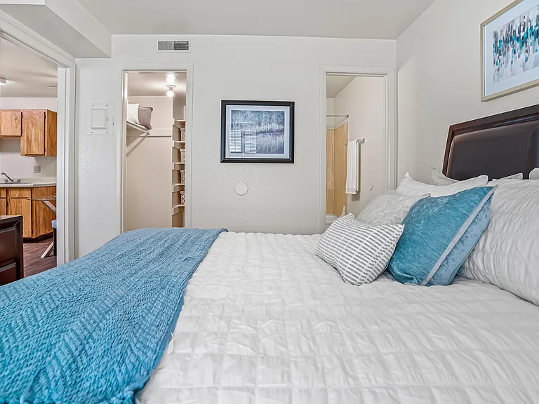 Callaway Apartments — Photo 11