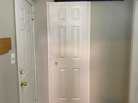 Foyer/laundry