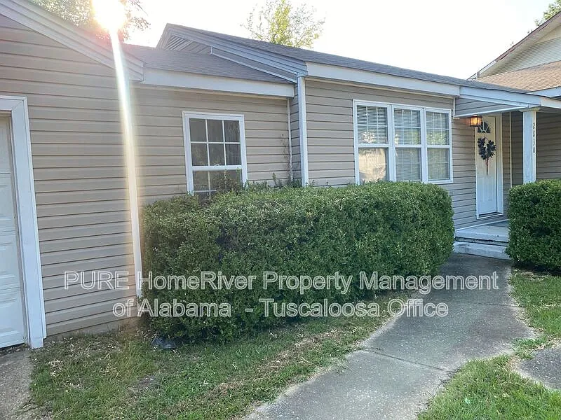 2 bed, 1.0 bath, 978 sqft, $1,350 — Photo 1