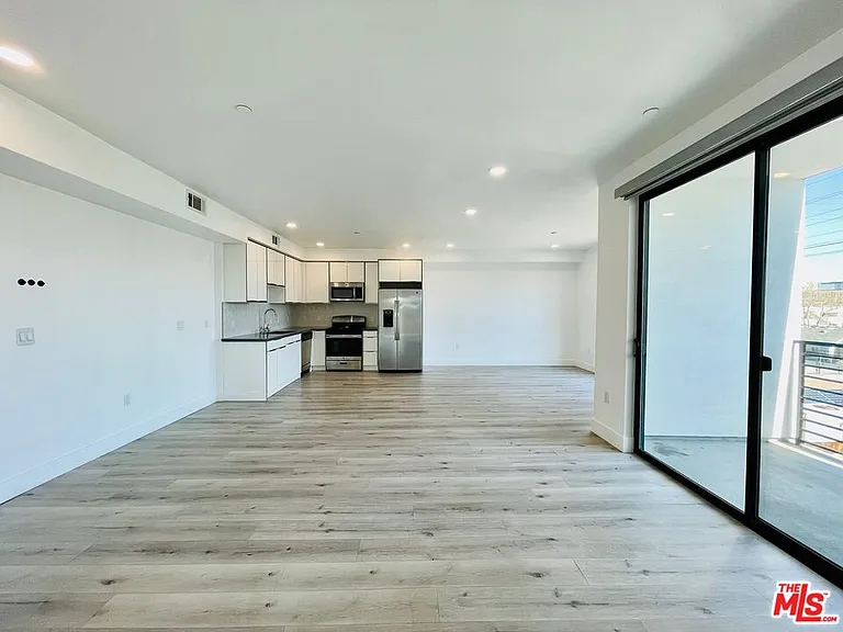 14612 Calvert St #404 — Photo 6