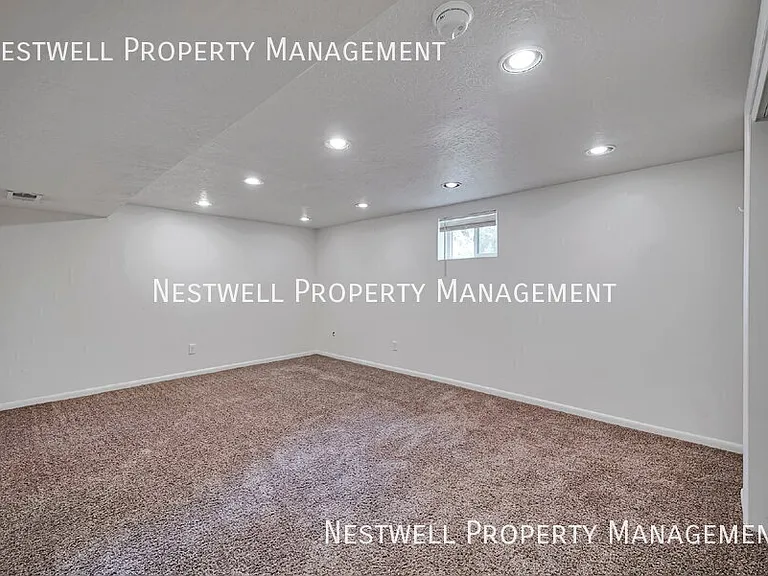 1335 E Maplewood Dr — Photo 12