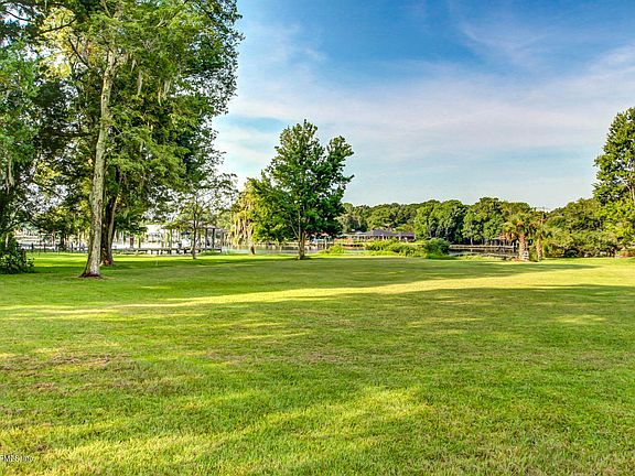 2nd image of 2554 Lake Shore Blvd