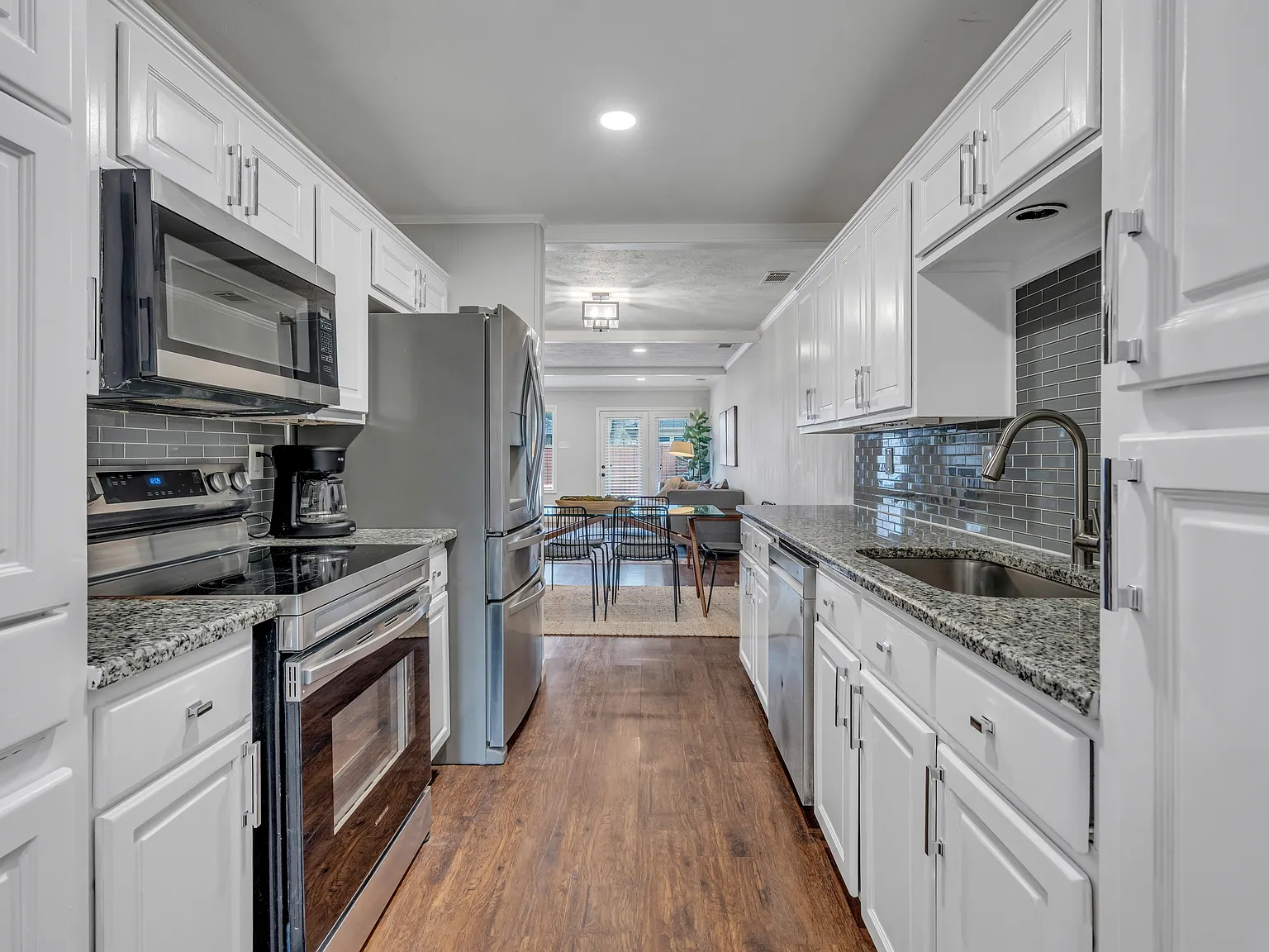 3 bed, 2.5 bath, 1950 sqft, $5,900 — Photo 3