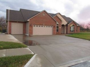 820 Emerald Dr, Centralia, MO 65240