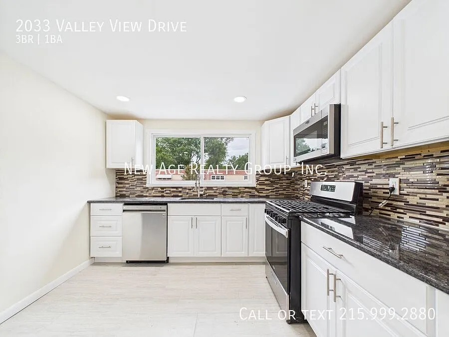 Building Photo - 2033 Valley View Dr