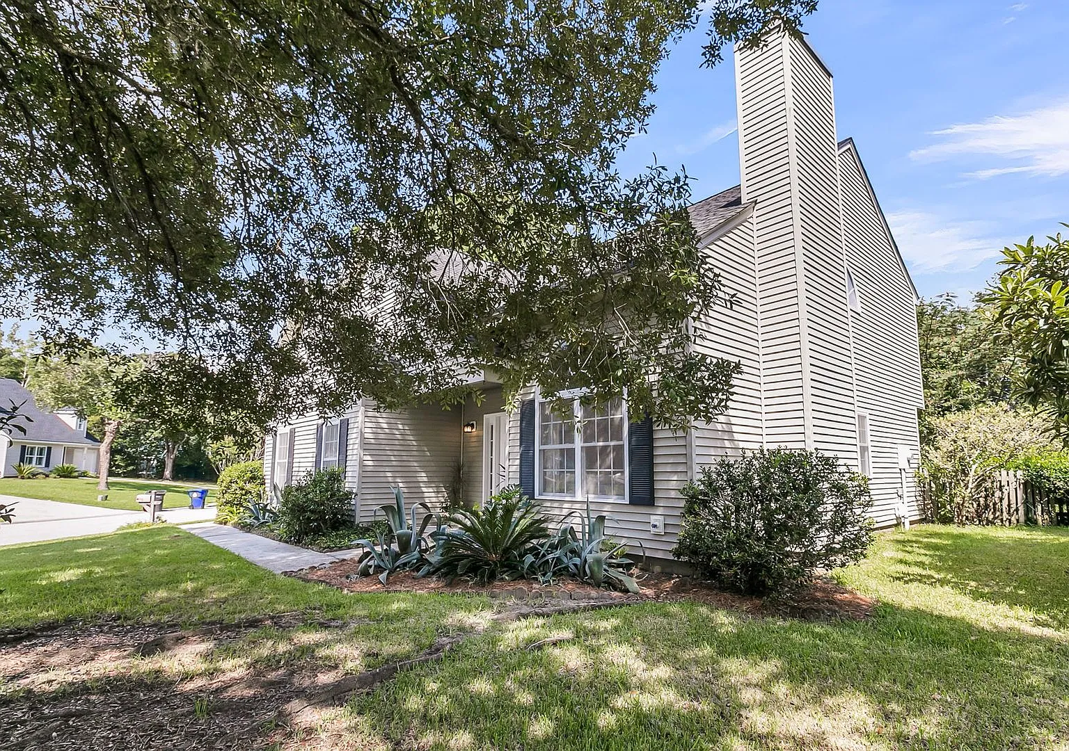Updated 3 Bedroom Home with Water Views In Mount Pleasant — Photo 3