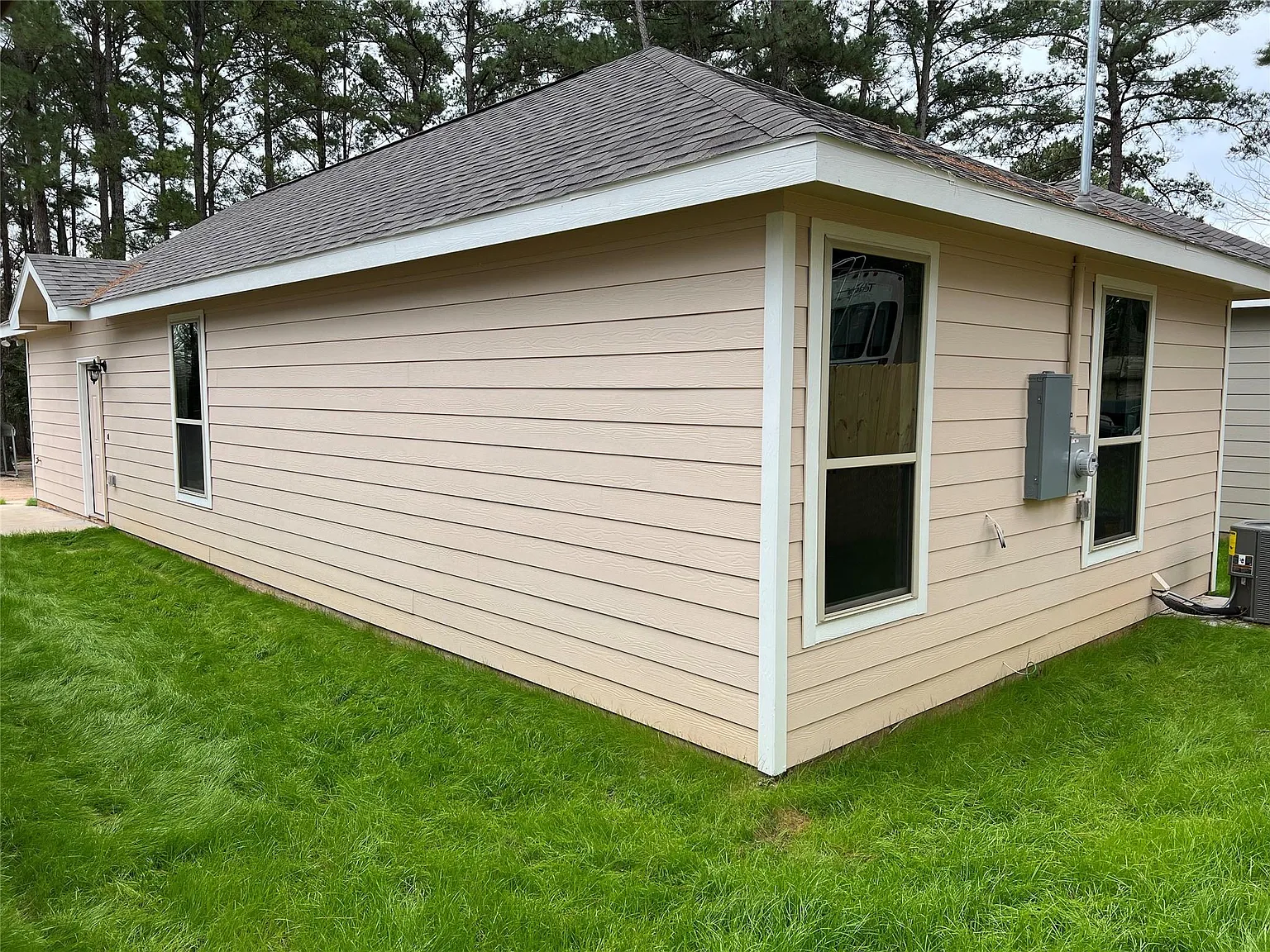 3 bed, 2.0 bath, 988 sqft, $1,290 — Photo 3