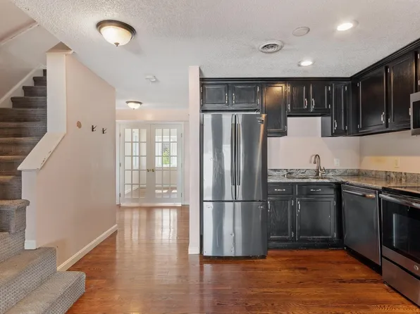 43 Meadow Pond Dr APT A, Leominster, MA 01453
