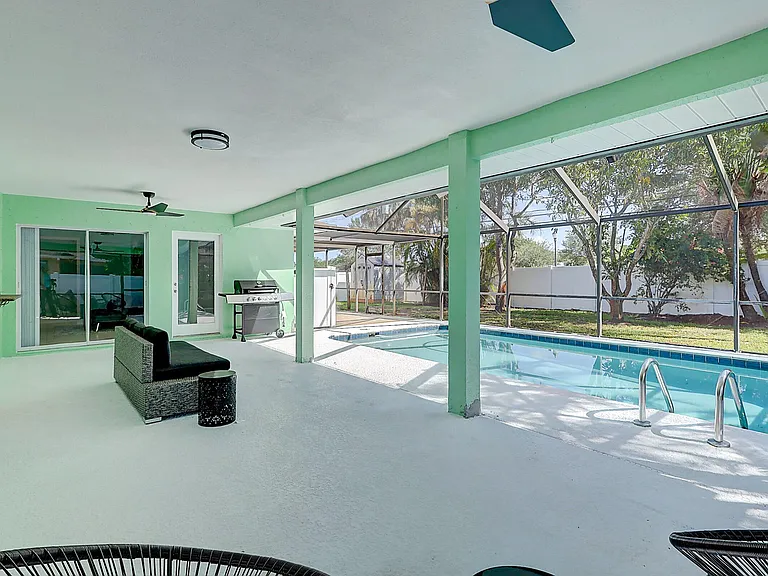 238 SW Grove Ave — Photo 33