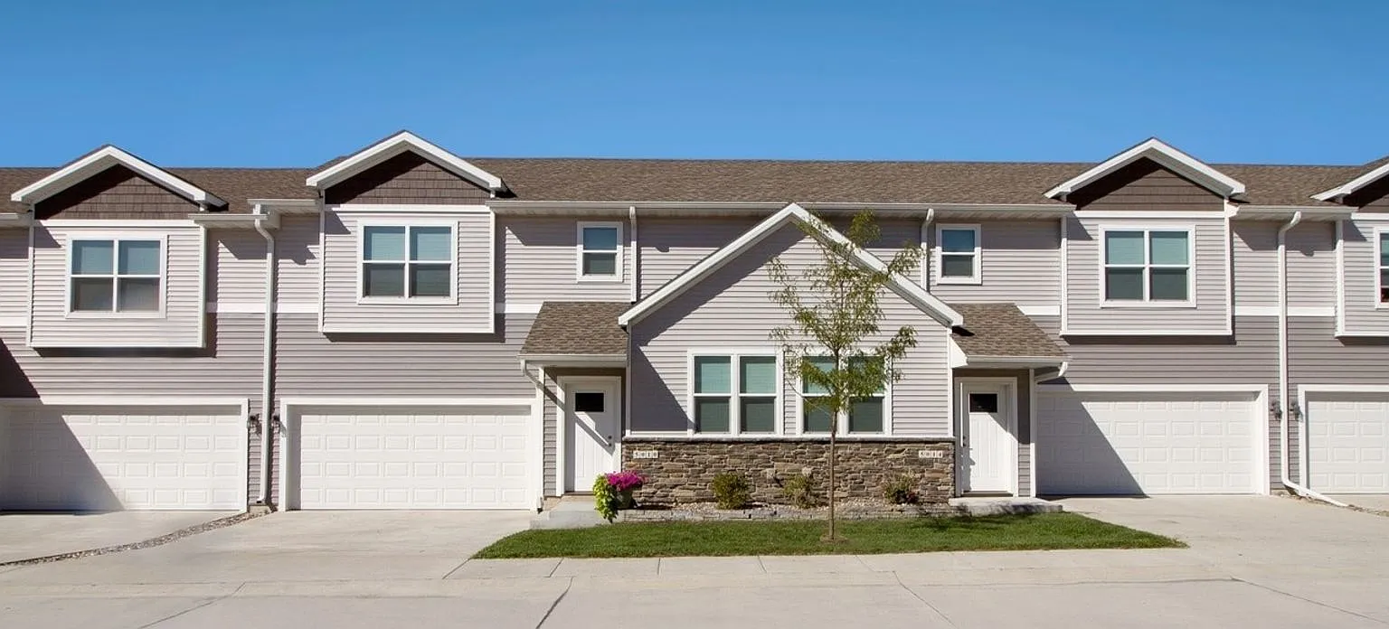Ledgestone Townhomes — Photo 2