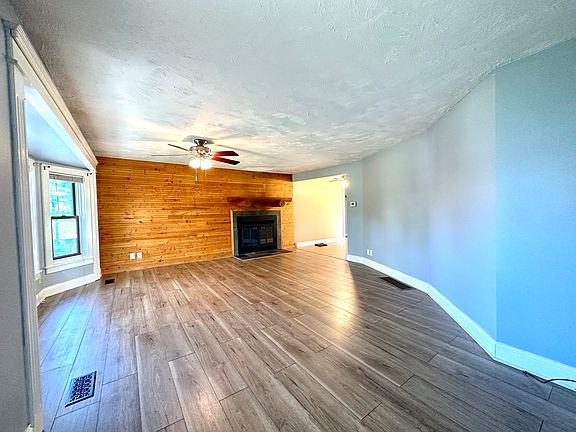 2nd image of 1983 Rosemary Cir