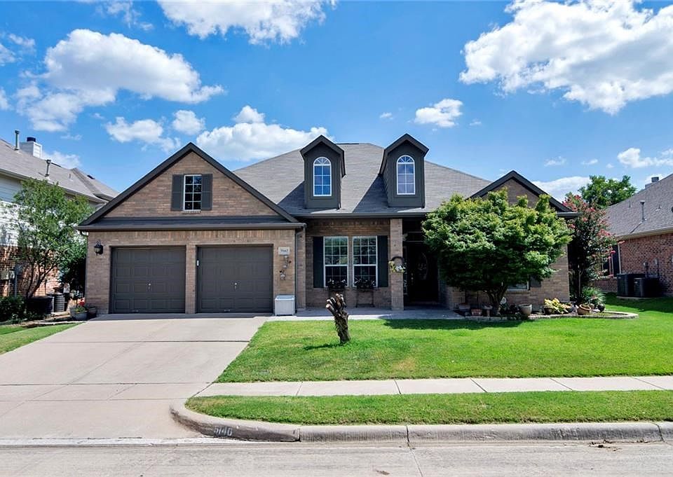 Beautiful curb appeal on a quiet street!