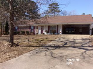 261 Pinewood Dr, Columbus, MS 39702