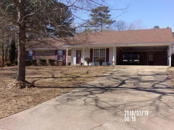 261 Pinewood Dr, Columbus, MS 39702