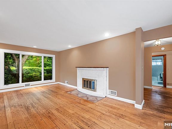 5th image of 574 Chestnut St