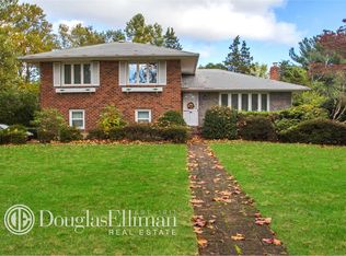 19 Banbury Ln, Commack, NY 11725