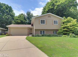 6 Shagbark Ct, Bloomington, IL 61701