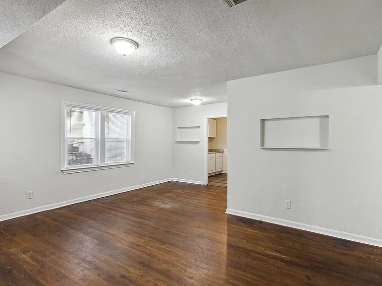1216 E 32nd St — Photo 5
