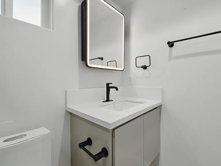 8236 1/2 Blackburn Ave — Photo 10