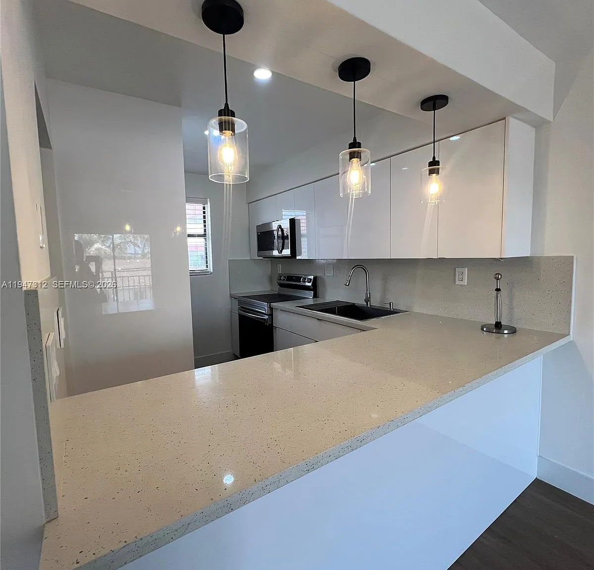 2 bed, 986 sqft, $2,600 — Photo 1
