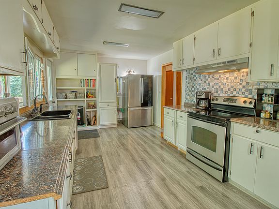 5th image of 3490 Sandvik St