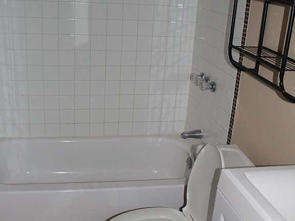 5th image of 3028 Wilton Ave