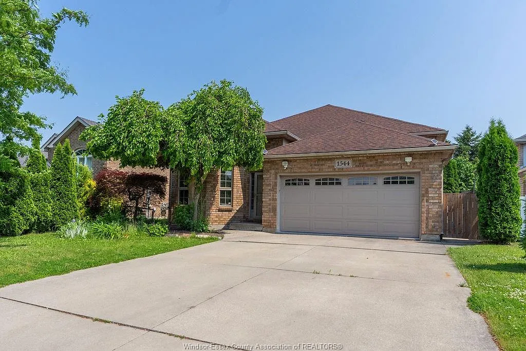 4 bed, $3,000 — Photo 1