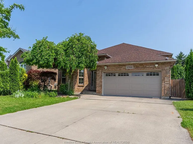 1544 Imperial Cres — Photo 1