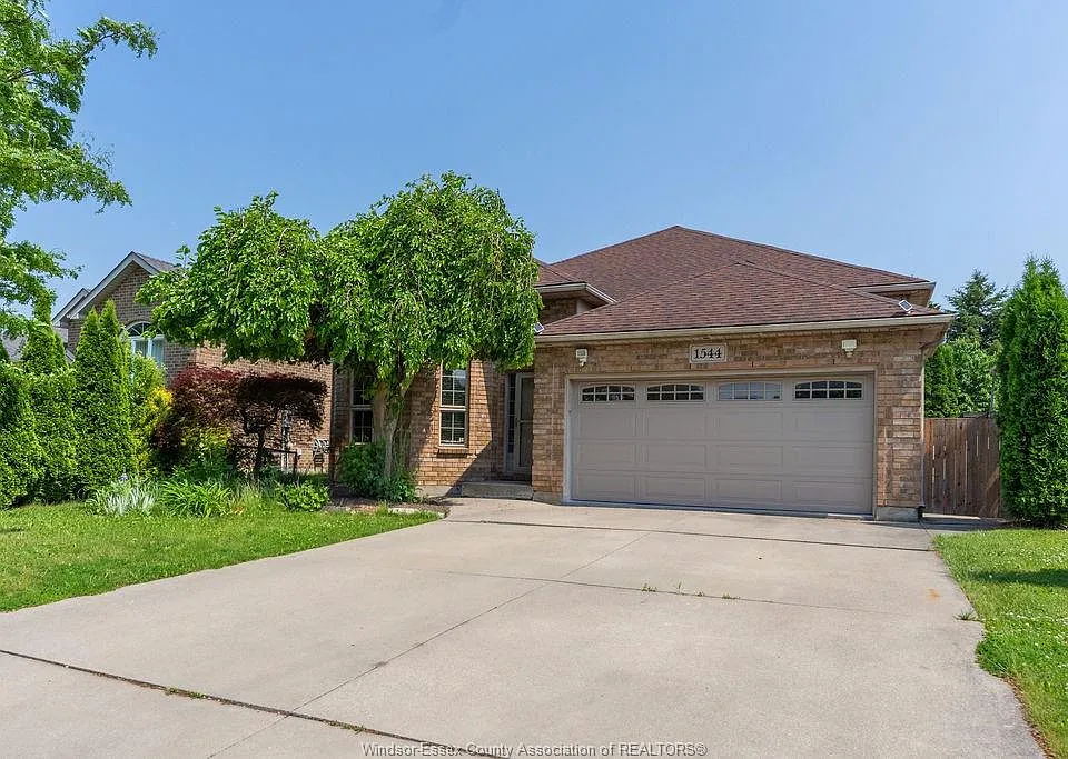 1544 Imperial Cres